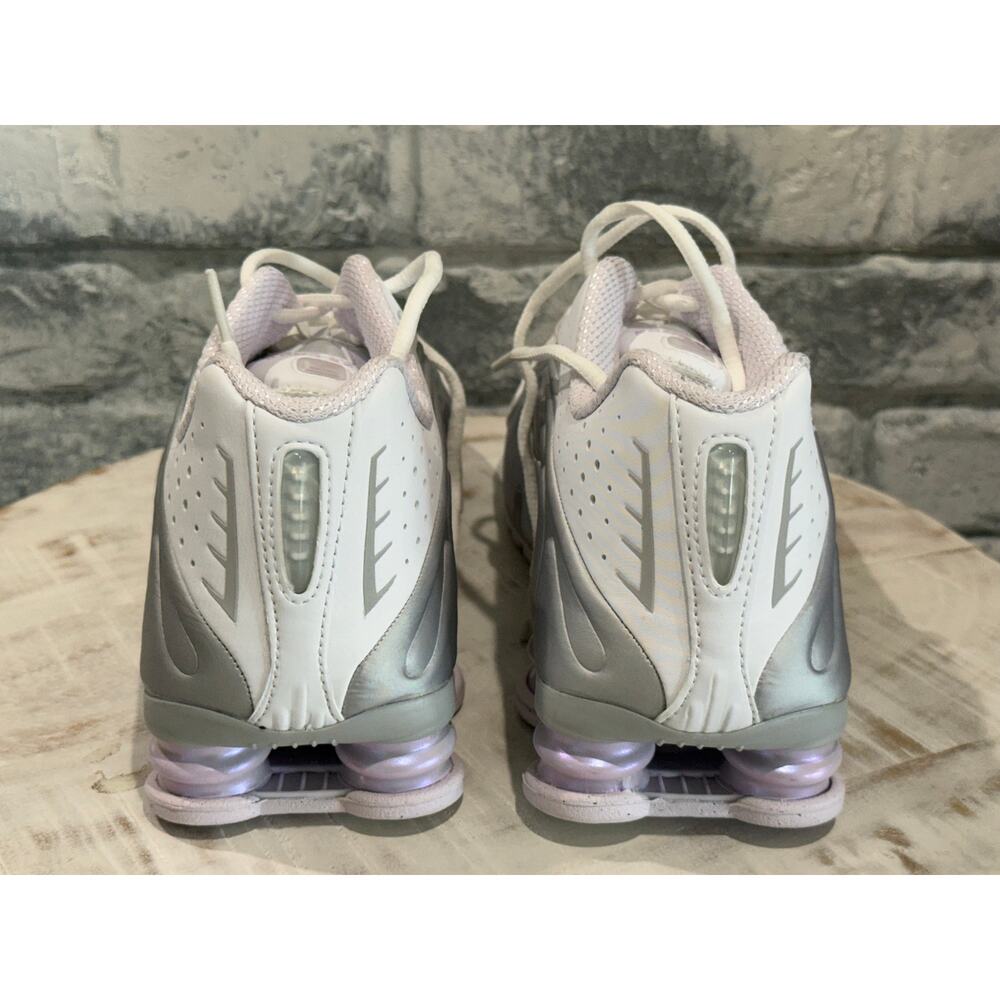 Nike Shox R4 White Metallic Platinum Barely Grape Size 8.5M 10W HF5076-100 - Picture 4 of 9